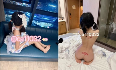 Con điếm hai bím màu hồng cực đỉnh "Cat Purple Baby" tự chơi trong xe, chơi với bố trong xe. Cô bị bố ép vào cửa sổ và đụ thật mạnh.