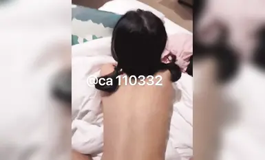 極品粉嫩雙馬尾小騷貨『貓紫寶寶』車上自己玩自己，車下爸爸醬玩窩，被爸爸按在窗前爆操，好害羞