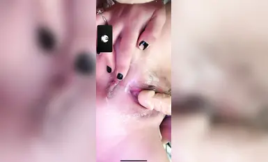 잘생긴 외모와 좋은 몸매, 좋은 소품까지 겸비한 쯔웨이는 혀와 입술 손톱이 달린 펑크 천진난만 학생 소녀와 1대1 영상 통화를 위해 높은 가격을 지불했다.