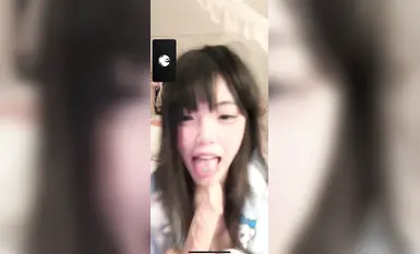 잘생긴 외모와 좋은 몸매, 좋은 소품까지 겸비한 쯔웨이는 혀와 입술 손톱이 달린 펑크 천진난만 학생 소녀와 1대1 영상 통화를 위해 높은 가격을 지불했다.