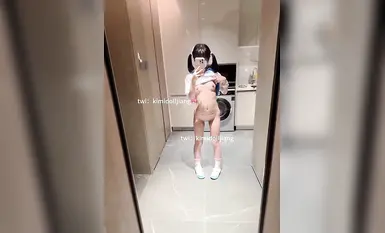 โลลิตัวน้อยน่ารัก "ซอสนม" ชอบนอนบนกระจกแล้วโดนพ่อของเธอเย็ด เป็นหน้าที่ของโลลิต้าตัวน้อยที่จะระบายพ่อของเธอ ฉันเป็นพัฟและอยากเติมครีมของน้องชาย