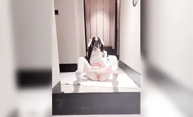 かわいいロリビッチでかわいい女の子「シャオヤオ先生」は犬として生まれました。 小さなウサギは従順に足を広げました。お父さんに犯された後、彼女はとてもめまいがして支離滅裂になりました。