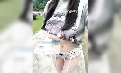 かわいい「自慢するのが大好きなウサギ」が散歩中におしっこをしていた私は、スポンサーのお父さんと屋外でリモコンバイブを使って遊んでいたのですが、彼は突然それを最高の設定に変え、私が床中に潮吹きできるとは誰も言いませんでした。外で遊んでいるとき。