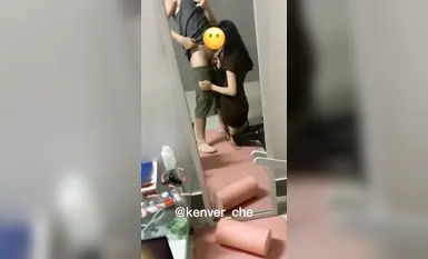 高校男大體育生『壹kenver_che』剛打完球回來脫了上衣在小凳子上休息 小母狗就開始發情了  爬過來扒開我的褲子就開始口 (1)