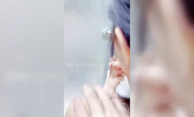 海角大神【意淫自己妹妹】原创视频趁洗澡强上了妹妹在马桶洗脸台上体验插入的快感真刺激