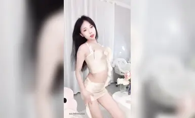 Sauh yang cantik dengan payudara yang besar dan kelihatan tampan