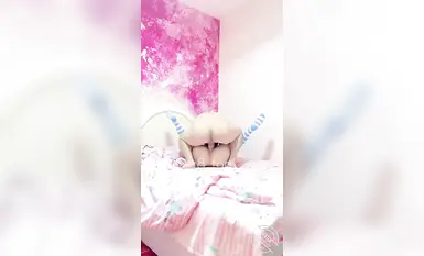 海角超頂亂倫大神【家有愛女初長成】周末女兒放假睡懶覺 被肉棒強制開機 狂插鮮嫩白虎欲仙欲死 緊裹爽到起飛