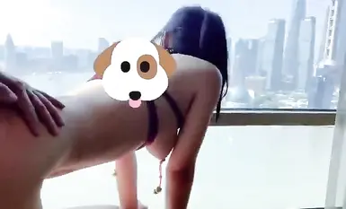 頂級調教大神『帝都金領S』最新調教視頻，雙飛姐妹花 商場露出 人前調教，別人眼裡的女神在金主面前就是條小母狗 (1)