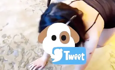 頂級調教大神『帝都金領S』最新調教視頻，雙飛姐妹花 商場露出 人前調教，別人眼裡的女神在金主面前就是條小母狗 (1)