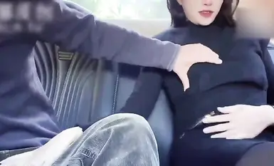 帶著穿黑絲的漂亮小姨子到野外車震偷情無套內射，吃雞吧的時候還風騷地看著我