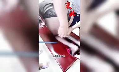 頂級調教大神『東北原創』極致反差婊 在別人眼裡是清純舞蹈生 在這只配做下賤母狗 騷逼塞絲襪撒尿 白絲一字馬滴蠟