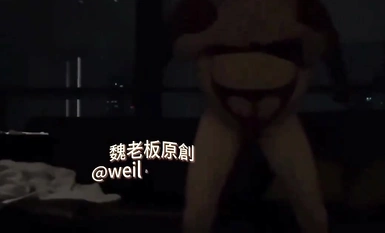 Si "Mr. Wei", isang top-notch good family man na dalubhasa sa panloloko sa kanyang asawa, ay siya ring may-ari ng cockpit airplane cup Kapag nagkita kami, nalilito siya at sinabing gusto niyang masakal ng aking leeg at sinigawan hanggang kamatay