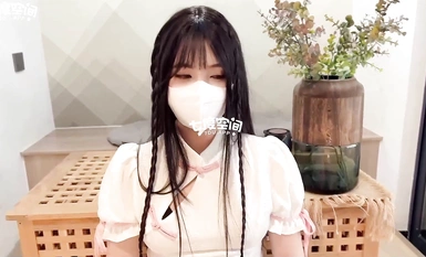 สาวข้างบ้านผู้ไร้เดียงสาและน่ารัก "เซียวหมินเอ๋อ" เป็นสาวสวยในชุดกี่เพ้าที่มีก้นสีพีชและร่างกายที่เหมือนหยกของเธอนั้นนุ่มนวลราวกับกระดูก กระเจี๊ยว.