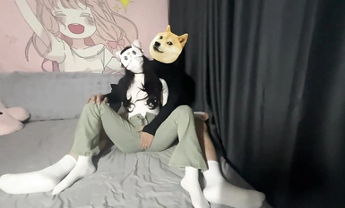 청바지와 흰색 스타킹을 입은 청순한 여고생 [Uu66598]은 그녀를 팔에 안고 암캐의 보지를 가지고 놀아요.