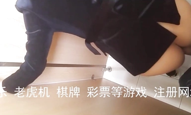 天花板级约炮大神『mmmn753』-同事让我去厕所艹她，一进去就帮我口交了