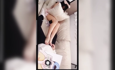 2024年流出【印象足拍55】最新大神破解，这期的尺度相当的大，啪啪，娇小妹子害羞又紧张，不想被拍到！ (1)