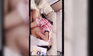 2024年流出【印象足拍55】最新大神破解，这期的尺度相当的大，啪啪，娇小妹子害羞又紧张，不想被拍到！ (1)