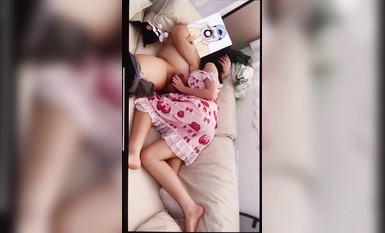 2024年流出【印象足拍55】最新大神破解，这期的尺度相当的大，广角视角，调情抠穴，嫩妹娇喘不断中！