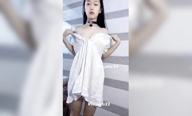 The innocent young lady who showed her face in 2004 [Pepper Seed] is the latest customized in September, various COS nude dances, props Ziwei spraying water, and sex with the financial owner (11)