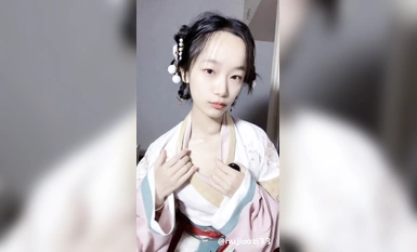 04年清純露臉小姐姐【胡椒籽】最新9月定製，各種COS裸體騷舞，道具紫薇噴水，與金主性愛 (5)