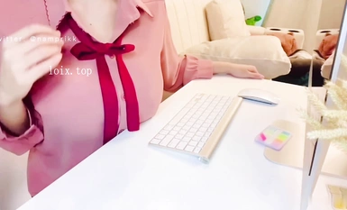 Npxvip puts big breasts on the computer desk and masturbates