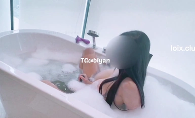 Npxvip-极品身材淫荡小少妇身穿情趣内衣在浴缸中戏水,用超强大黑牛震动棒蹂躏下体,高潮颤抖,浴缸新玩法第二集