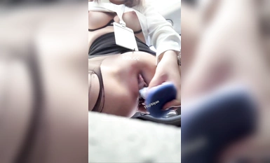 olive 极品巨乳女秘书坐在老板车上偷偷玩弄嫩穴，幻想着老板正在用大鸡巴蹂躏自己