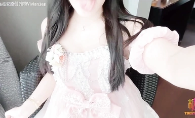 วิเวียนสาวถึงจุดสุดยอดด้วยน้ำผลไม้สีขาวและน้ำพุ่งอย่างดุเดือด พุ่งไปทั่วพื้น