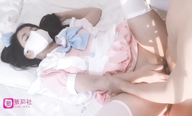 Gadis yang tidak bersalah dan comel di sebelah "Xiao Min'er" berkrim dalam mood seorang gadis comel dengan penggetar Kakinya yang seksi dalam stoking sutera putih dipasang di bahu dan pukinya yang kecil digoreng bahawa dia sangat lembut hing