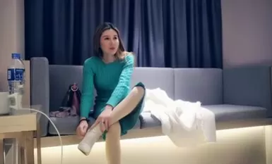 ปีศาจชาย Xiaotian Tanhua มีหญิงสาวหน้าตาดีในชุดยาวสีเขียว เธอหักหีของเธอและเลียหีของเธอ เธอถูกถ่ายทำในระยะใกล้และระยำอย่างแรงขณะยืนจากด้านข้างและด้านหลัง