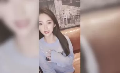 濃眉大眼女神--極品尤物【東方空姐】勾人魂魄的妖女：'啊啊，哥哥喜歡人家的小騷逼嗎，流好多小騷水啦'，手指插穴好騷好淫蕩