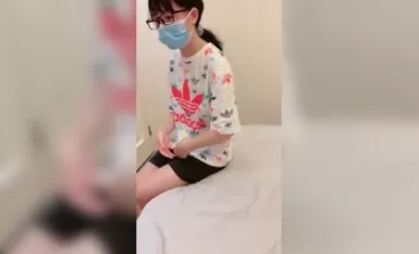 高中清純眼鏡妹初夜開苞兩瓣陰唇飽滿肥美裂縫相當緊緻一鏡到底滾燙落紅草率了濃濃精液內射溢出