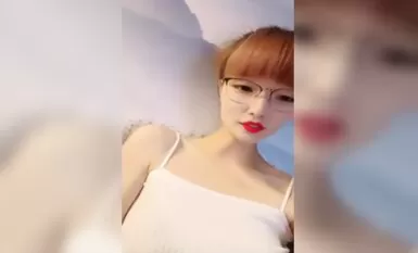 Ghi hình trực tiếp của người mẫu trẻ hạng ba