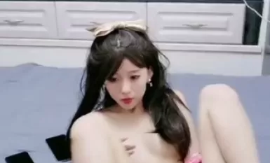 Mila ความงามเจ้าอารมณ์มีเพศสัมพันธ์ที่หลงใหล และหีไร้ขนของเธอก็ถูกสั่นโดยเครื่องสั่นของคู่นอนของเธอ