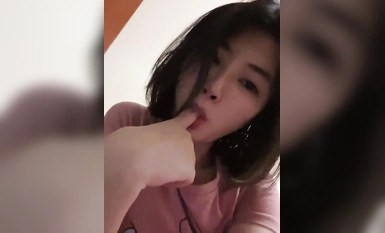 PUA大神网撩高颜值女神级露脸美女，远程遥控脱衣自摸放尿(7)