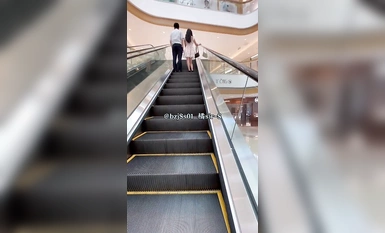 专约极品大神『橘sir-S』Ntr日常调教：跟踪尾行小情侣，在男友完全不知情的情况下，电梯内猥亵他女友