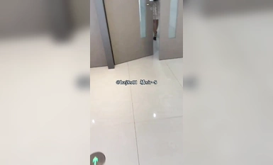 专约极品大神『橘sir-S』Ntr日常调教：跟踪尾行小情侣，在男友完全不知情的情况下，电梯内猥亵他女友