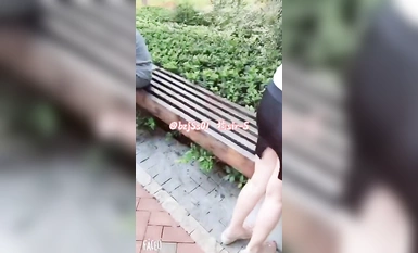 Vợ của danh nhân hàng đầu "Tangerine Sir-S" được chỉ định đặc biệt mặc váy ngắn trong suốt và dùng dụng cụ cắm mông để dụ dỗ nam thanh niên trên ghế đá công viên!