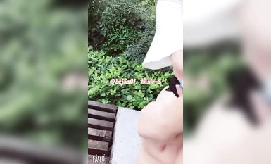 Vợ của danh nhân hàng đầu "Tangerine Sir-S" được chỉ định đặc biệt mặc váy ngắn trong suốt và dùng dụng cụ cắm mông để dụ dỗ nam thanh niên trên ghế đá công viên!