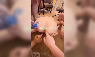 專約極品大神『橘sir-S』今日調教花絮：小騷貨瞞著男友坐高鐵過來約調5p！犬化、羞辱、爬行、踐踏、舔腳、三洞開發、被踩著頭輪奸，甚至被操到拱腰了還羞恥的舔著單男的腳！