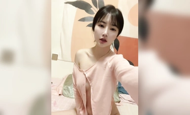 电报群VIP福利，PUA大神网撩高颜值女神级露脸美女，远程遥控脱衣自摸放尿(1)