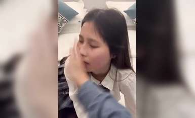 大神【采花小盗】圈养的小母狗苗条嫩妹洛丽塔领小母狗与友人3P 露出颜射内射样样精通！年轻的酮体就是好啊(1)