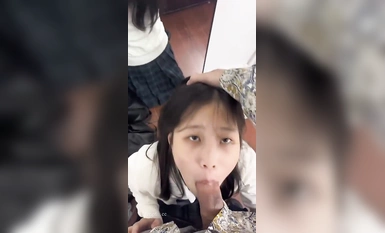 大神【採花小盜】圈養的小母狗 苗條嫩妹 洛麗塔 領小母狗與友人3P 露出 顏射 內射 樣樣精通！年輕的酮體就是好啊 (7)