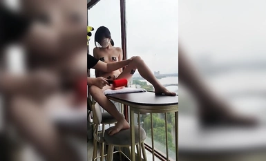 推特顶级调教S大神『路灯先生』清纯小M带着毛绒尾巴户外露出，38度高温遛狗，人和狗都满身汗，圣水沐浴(2)