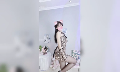 Pertunjukan terbaru September gadis kebajikan terbaik Twitter, dewi manis dan masin [Xiao Xianyun], pelbagai pakaian seragam erotik dengan kecerunan tarian bogel, prop myrtle crape, penuh dengan titik melancap (1)