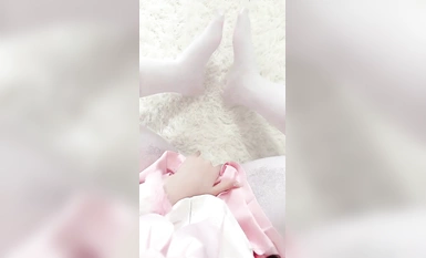 最新9月訂閱，推特新晉級可愛蘿莉嫩妹【小狗玩偶】福利私拍，極品無毛一線天，道具紫薇啪啪