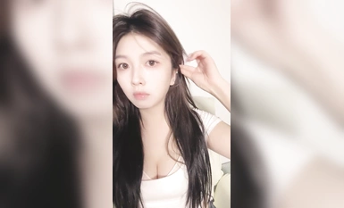 2024年9月，重磅！超美~白月光女神【兜兜】绝世容颜脱光抠逼~好激动~，这颜值让大哥们都硬了(2)