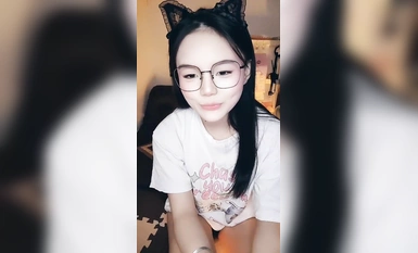 你的邻家妹妹~想不到这么骚~【酒窝小妹】宿舍开播自慰喷水(1)