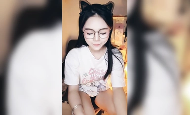 你的邻家妹妹~想不到这么骚~【酒窝小妹】宿舍开播自慰喷水(1)