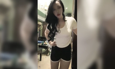 抖音女网红被大哥约到KTV开干